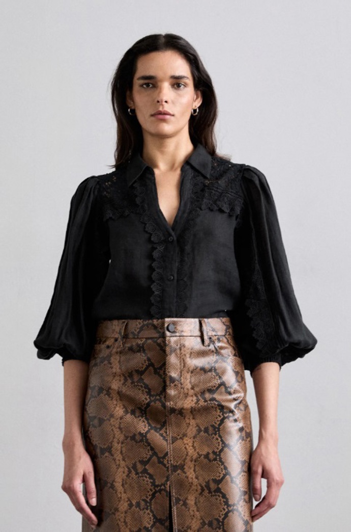 Hebká halenka s krajkou, Alice + Olivia, 5 460 Kč
