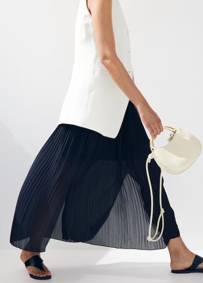 Plisovaná šifonová sukně, H&M, 399 Kč
