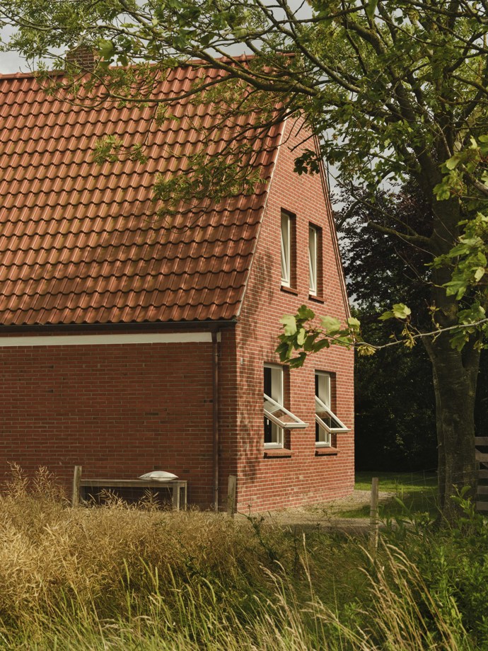 Interiér je založený hlavně na minimalismu. Použité světlé podlahy a minimalistické zařízení mění dům v létě na světlé a sluncem zalité místo. V zimě zase chrání lněné závěsy před chladem a kamna celý dům vytápí a zároveň poskytují domácí atmosféru. 
