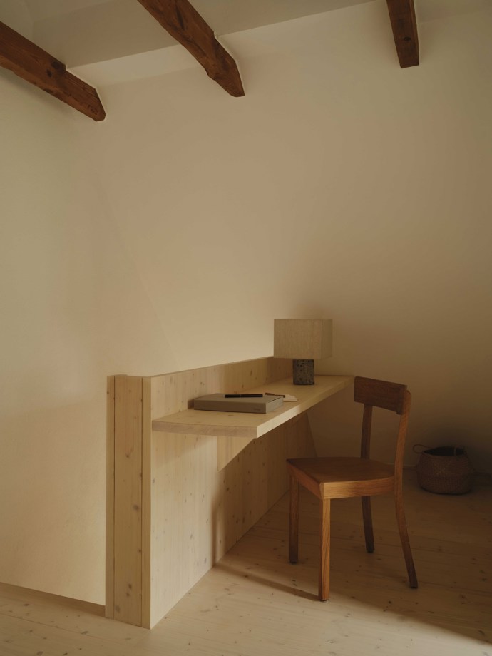 Interiér je založený hlavně na minimalismu. Použité světlé podlahy a minimalistické zařízení mění dům v létě na světlé a sluncem zalité místo. V zimě zase chrání lněné závěsy před chladem a kamna celý dům vytápí a zároveň poskytují domácí atmosféru. 
