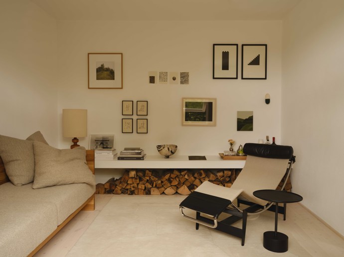 Interiér je založený hlavně na minimalismu. Použité světlé podlahy a minimalistické zařízení mění dům v létě na světlé a sluncem zalité místo. V zimě zase chrání lněné závěsy před chladem a kamna celý dům vytápí a zároveň poskytují domácí atmosféru. 
