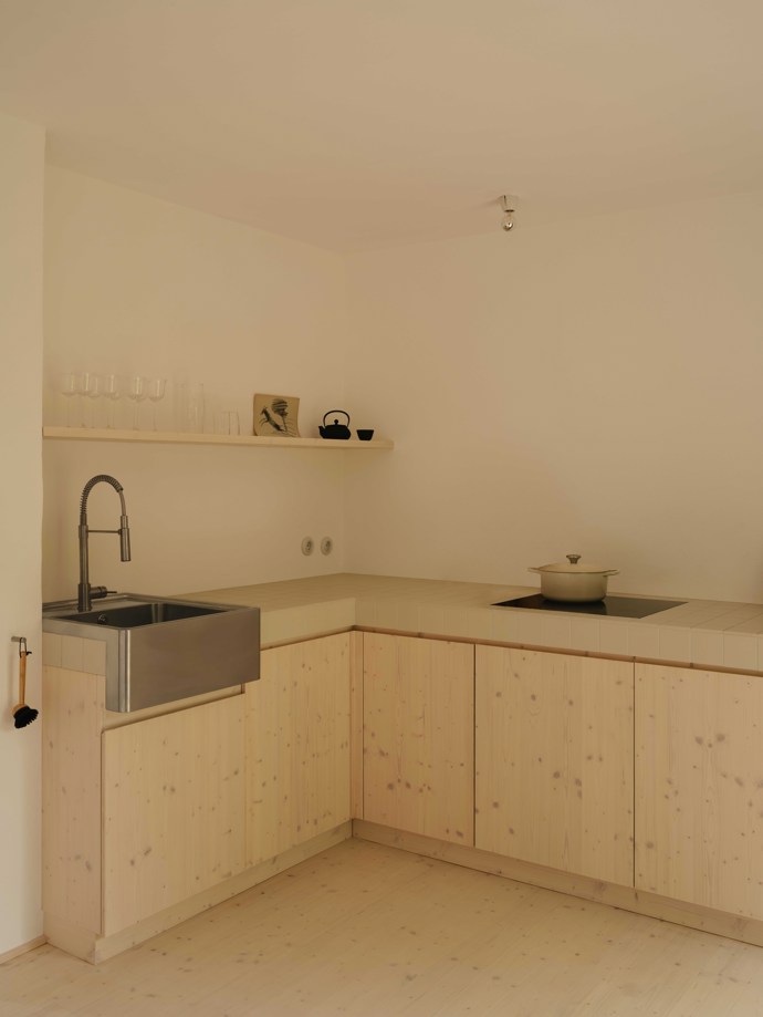Interiér je založený hlavně na minimalismu. Použité světlé podlahy a minimalistické zařízení mění dům v létě na světlé a sluncem zalité místo. V zimě zase chrání lněné závěsy před chladem a kamna celý dům vytápí a zároveň poskytují domácí atmosféru. 
