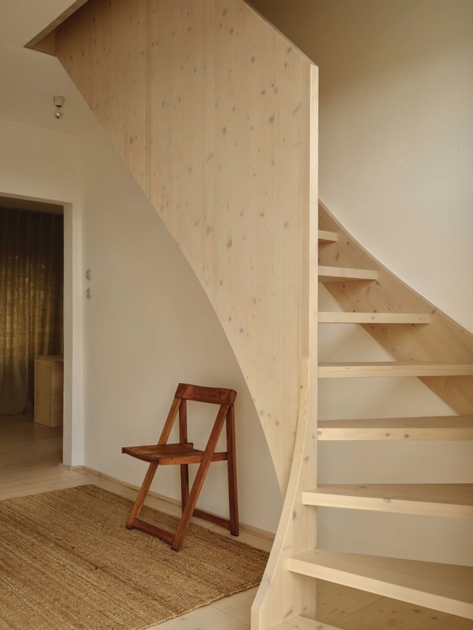 Interiér je založený hlavně na minimalismu. Použité světlé podlahy a minimalistické zařízení mění dům v létě na světlé a sluncem zalité místo. V zimě zase chrání lněné závěsy před chladem a kamna celý dům vytápí a zároveň poskytují domácí atmosféru. 

