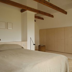 Interiér je založený hlavně na minimalismu. Použité světlé podlahy a minimalistické zařízení mění dům v létě na světlé a sluncem zalité místo. V zimě zase chrání lněné závěsy před chladem a kamna celý dům vytápí a zároveň poskytují domácí atmosféru. 
