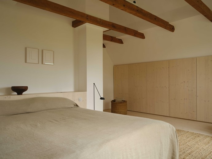 Interiér je založený hlavně na minimalismu. Použité světlé podlahy a minimalistické zařízení mění dům v létě na světlé a sluncem zalité místo. V zimě zase chrání lněné závěsy před chladem a kamna celý dům vytápí a zároveň poskytují domácí atmosféru. 
