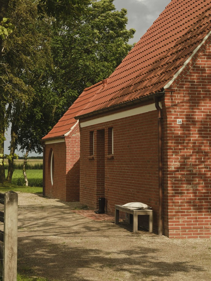 Interiér je založený hlavně na minimalismu. Použité světlé podlahy a minimalistické zařízení mění dům v létě na světlé a sluncem zalité místo. V zimě zase chrání lněné závěsy před chladem a kamna celý dům vytápí a zároveň poskytují domácí atmosféru. 
