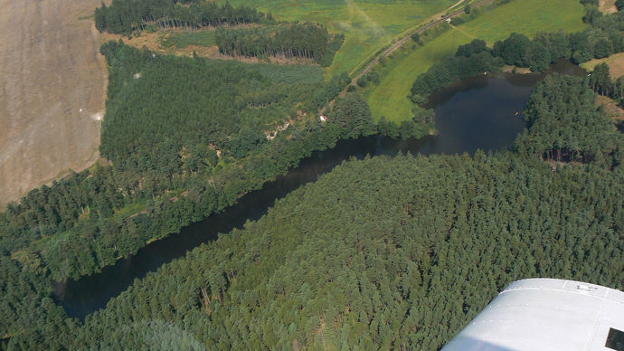 Odlezelské jezero není velké, rozkládá se na ploše 4,5 hektaru, je dlouhé půl kilometru a široké zhruba 100 metrů.
