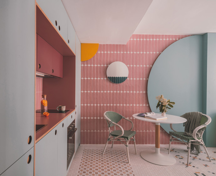 Můžete mít domov, který vypadá jako milionový, aniž byste zruinovali svůj rozpočet. Studio OOIIO Architecture přetvořilo běžný byt na unikátní prostor za dostupnou cenu. Kreativita a chytrý design proměnili prostor v unikátní domov plný překvapení. Podívejte se, jak kombinace běžných materiálů a chytrého designu mění zaběhnuté představy.
Můžete mít domov, který vypadá jako milionový, aniž byste zruinovali svůj rozpočet. Studio OOIIO Architecture přetvořilo běžný byt na unikátní prostor za dostupnou cenu. Kreativita a chytrý design proměnili prostor v unikátní domov plný překvapení. Podívejte se, jak kombinace běžných materiálů a chytrého designu mění zaběhnuté představy.