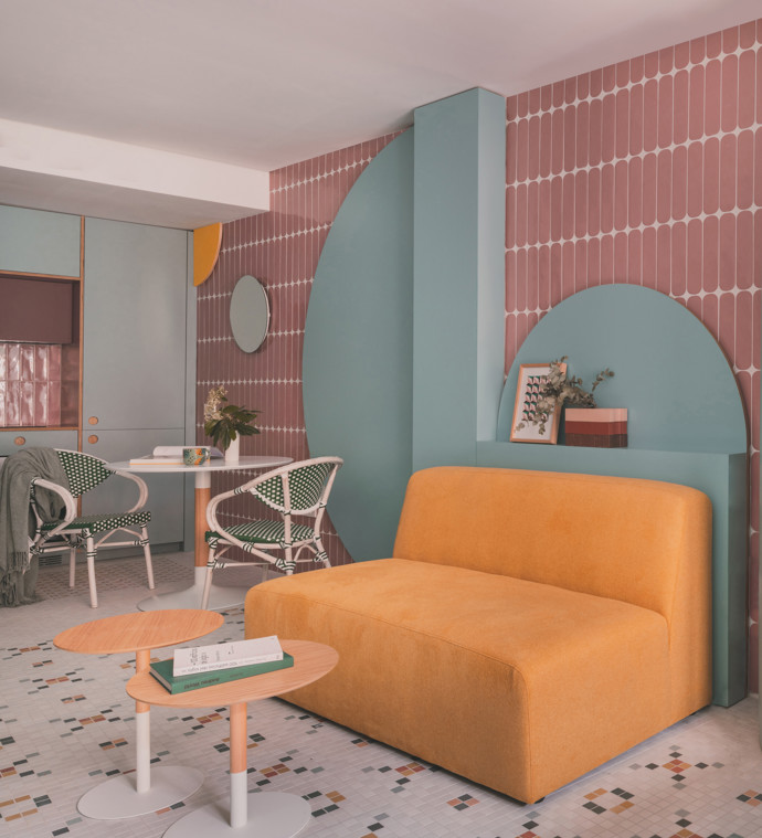 Můžete mít domov, který vypadá jako milionový, aniž byste zruinovali svůj rozpočet. Studio OOIIO Architecture přetvořilo běžný byt na unikátní prostor za dostupnou cenu. Kreativita a chytrý design proměnili prostor v unikátní domov plný překvapení. Podívejte se, jak kombinace běžných materiálů a chytrého designu mění zaběhnuté představy.
Můžete mít domov, který vypadá jako milionový, aniž byste zruinovali svůj rozpočet. Studio OOIIO Architecture přetvořilo běžný byt na unikátní prostor za dostupnou cenu. Kreativita a chytrý design proměnili prostor v unikátní domov plný překvapení. Podívejte se, jak kombinace běžných materiálů a chytrého designu mění zaběhnuté představy.