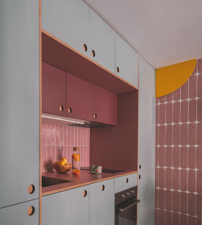 Můžete mít domov, který vypadá jako milionový, aniž byste zruinovali svůj rozpočet. Studio OOIIO Architecture přetvořilo běžný byt na unikátní prostor za dostupnou cenu. Kreativita a chytrý design proměnili prostor v unikátní domov plný překvapení. Podívejte se, jak kombinace běžných materiálů a chytrého designu mění zaběhnuté představy.
Můžete mít domov, který vypadá jako milionový, aniž byste zruinovali svůj rozpočet. Studio OOIIO Architecture přetvořilo běžný byt na unikátní prostor za dostupnou cenu. Kreativita a chytrý design proměnili prostor v unikátní domov plný překvapení. Podívejte se, jak kombinace běžných materiálů a chytrého designu mění zaběhnuté představy.