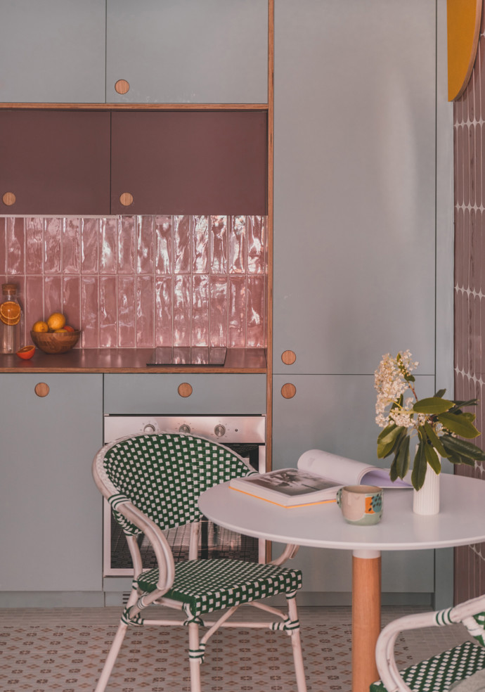 Můžete mít domov, který vypadá jako milionový, aniž byste zruinovali svůj rozpočet. Studio OOIIO Architecture přetvořilo běžný byt na unikátní prostor za dostupnou cenu. Kreativita a chytrý design proměnili prostor v unikátní domov plný překvapení. Podívejte se, jak kombinace běžných materiálů a chytrého designu mění zaběhnuté představy.
Můžete mít domov, který vypadá jako milionový, aniž byste zruinovali svůj rozpočet. Studio OOIIO Architecture přetvořilo běžný byt na unikátní prostor za dostupnou cenu. Kreativita a chytrý design proměnili prostor v unikátní domov plný překvapení. Podívejte se, jak kombinace běžných materiálů a chytrého designu mění zaběhnuté představy.