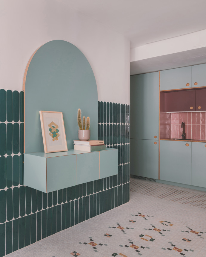 Můžete mít domov, který vypadá jako milionový, aniž byste zruinovali svůj rozpočet. Studio OOIIO Architecture přetvořilo běžný byt na unikátní prostor za dostupnou cenu. Kreativita a chytrý design proměnili prostor v unikátní domov plný překvapení. Podívejte se, jak kombinace běžných materiálů a chytrého designu mění zaběhnuté představy.
Můžete mít domov, který vypadá jako milionový, aniž byste zruinovali svůj rozpočet. Studio OOIIO Architecture přetvořilo běžný byt na unikátní prostor za dostupnou cenu. Kreativita a chytrý design proměnili prostor v unikátní domov plný překvapení. Podívejte se, jak kombinace běžných materiálů a chytrého designu mění zaběhnuté představy.