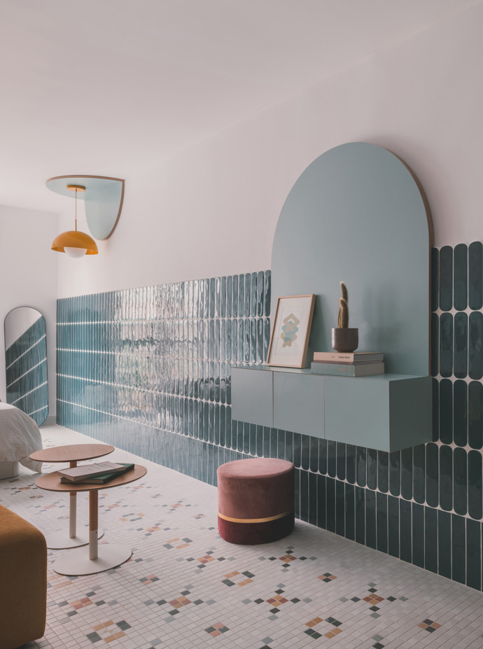 Můžete mít domov, který vypadá jako milionový, aniž byste zruinovali svůj rozpočet. Studio OOIIO Architecture přetvořilo běžný byt na unikátní prostor za dostupnou cenu. Kreativita a chytrý design proměnili prostor v unikátní domov plný překvapení. Podívejte se, jak kombinace běžných materiálů a chytrého designu mění zaběhnuté představy.
Můžete mít domov, který vypadá jako milionový, aniž byste zruinovali svůj rozpočet. Studio OOIIO Architecture přetvořilo běžný byt na unikátní prostor za dostupnou cenu. Kreativita a chytrý design proměnili prostor v unikátní domov plný překvapení. Podívejte se, jak kombinace běžných materiálů a chytrého designu mění zaběhnuté představy.