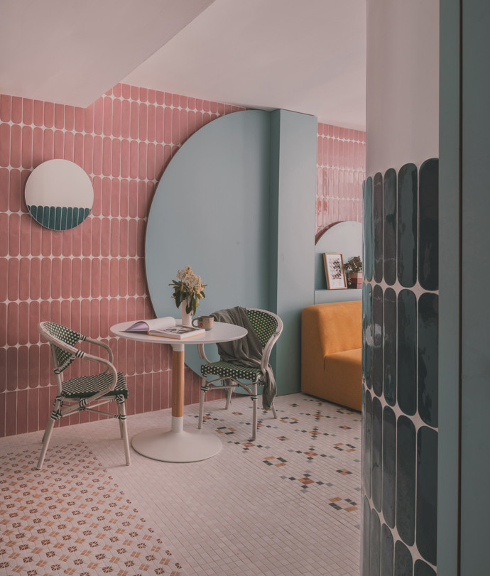 Můžete mít domov, který vypadá jako milionový, aniž byste zruinovali svůj rozpočet. Studio OOIIO Architecture přetvořilo běžný byt na unikátní prostor za dostupnou cenu. Kreativita a chytrý design proměnili prostor v unikátní domov plný překvapení. Podívejte se, jak kombinace běžných materiálů a chytrého designu mění zaběhnuté představy.
Můžete mít domov, který vypadá jako milionový, aniž byste zruinovali svůj rozpočet. Studio OOIIO Architecture přetvořilo běžný byt na unikátní prostor za dostupnou cenu. Kreativita a chytrý design proměnili prostor v unikátní domov plný překvapení. Podívejte se, jak kombinace běžných materiálů a chytrého designu mění zaběhnuté představy.