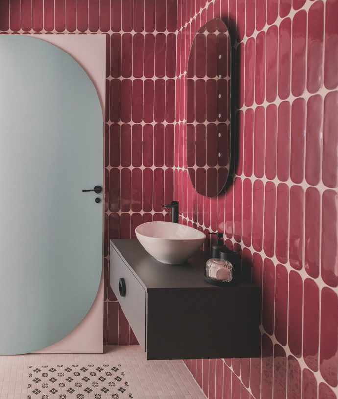Můžete mít domov, který vypadá jako milionový, aniž byste zruinovali svůj rozpočet. Studio OOIIO Architecture přetvořilo běžný byt na unikátní prostor za dostupnou cenu. Kreativita a chytrý design proměnili prostor v unikátní domov plný překvapení. Podívejte se, jak kombinace běžných materiálů a chytrého designu mění zaběhnuté představy.
Můžete mít domov, který vypadá jako milionový, aniž byste zruinovali svůj rozpočet. Studio OOIIO Architecture přetvořilo běžný byt na unikátní prostor za dostupnou cenu. Kreativita a chytrý design proměnili prostor v unikátní domov plný překvapení. Podívejte se, jak kombinace běžných materiálů a chytrého designu mění zaběhnuté představy.