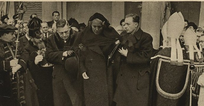 Olga Scheinpflugová na pohřbu Karla Čapka
