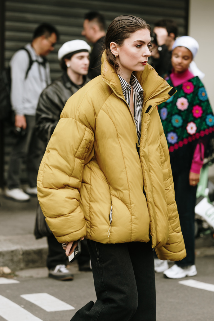 Alespoň pocitově trochu slunce do lednových dní přivoláte outfitem se žlutou puffer bundou.
