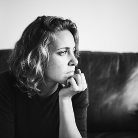 V době, kdy její tatínek prodělal infarkt, si Erika náhle uvědomila, že toho v životě ještě hodně nestihla z toho, po čem vlastně touží. A chtěla by to změnit. Život se může změnit ve vteřině.
