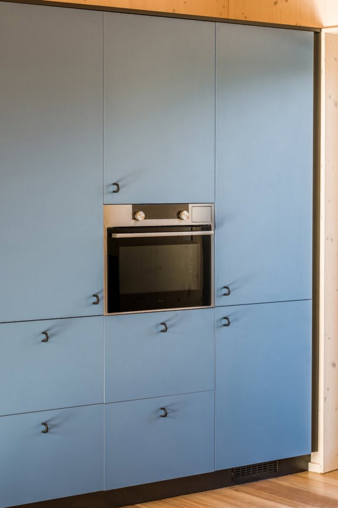 Víkendový dům je dokonalým příkladem udržitelného bydlení s minimalistickou architekturou, která zde nechává vyniknout krásu přírody, zatímco chytrý design poskytuje maximální komfort. 
