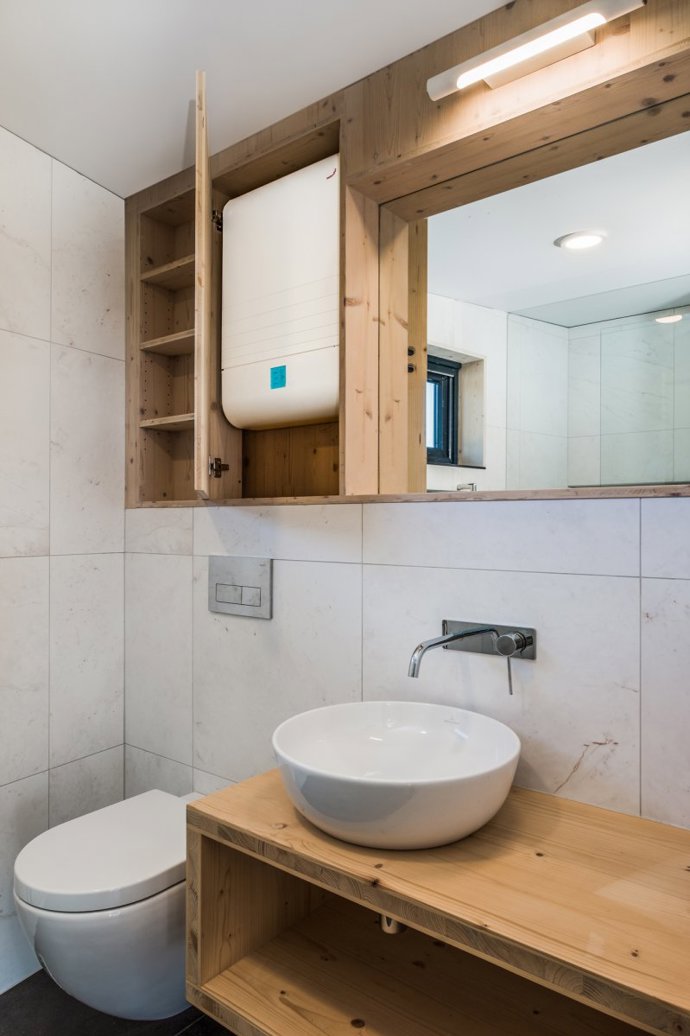 Víkendový dům je dokonalým příkladem udržitelného bydlení s minimalistickou architekturou, která zde nechává vyniknout krásu přírody, zatímco chytrý design poskytuje maximální komfort. 
