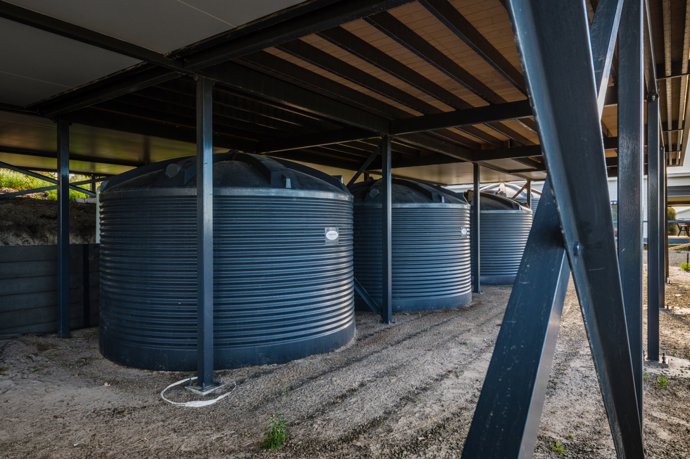 Víkendový dům je dokonalým příkladem udržitelného bydlení s minimalistickou architekturou, která zde nechává vyniknout krásu přírody, zatímco chytrý design poskytuje maximální komfort. 
