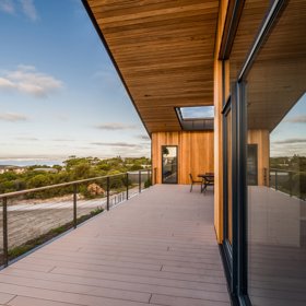 Víkendový dům je dokonalým příkladem udržitelného bydlení s minimalistickou architekturou, která zde nechává vyniknout krásu přírody, zatímco chytrý design poskytuje maximální komfort. 
