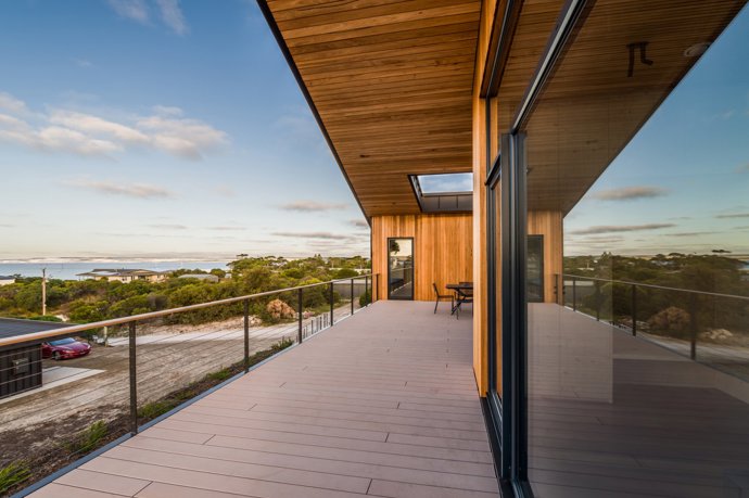 Víkendový dům je dokonalým příkladem udržitelného bydlení s minimalistickou architekturou, která zde nechává vyniknout krásu přírody, zatímco chytrý design poskytuje maximální komfort. 

