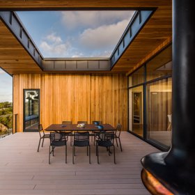 Víkendový dům je dokonalým příkladem udržitelného bydlení s minimalistickou architekturou, která zde nechává vyniknout krásu přírody, zatímco chytrý design poskytuje maximální komfort. 
