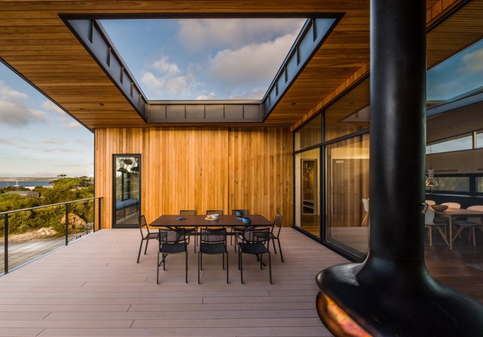 Víkendový dům je dokonalým příkladem udržitelného bydlení s minimalistickou architekturou, která zde nechává vyniknout krásu přírody, zatímco chytrý design poskytuje maximální komfort. 
