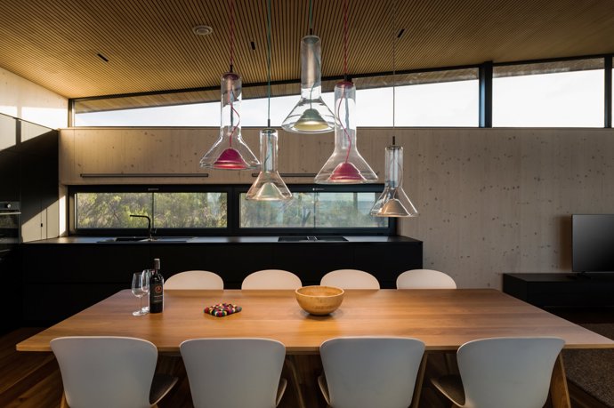 Víkendový dům je dokonalým příkladem udržitelného bydlení s minimalistickou architekturou, která zde nechává vyniknout krásu přírody, zatímco chytrý design poskytuje maximální komfort. 
