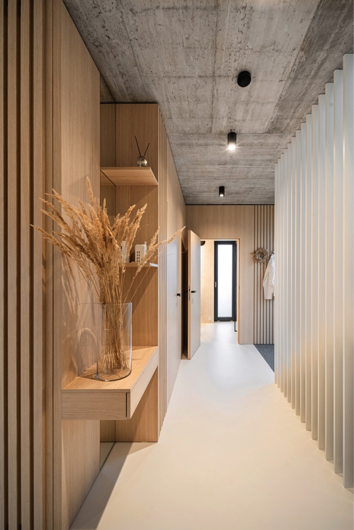 U několika rodinných domů nedaleko Brna se dokončovala hrubá stavba, když jedni z majitelů oslovili architektku Kateřinu Horych, aby jim projekt dotáhla a dům zařídila. Přišla těsně před tím, než se měly nahodit stropy.
