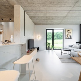 U několika rodinných domů nedaleko Brna se dokončovala hrubá stavba, když jedni z majitelů oslovili architektku Kateřinu Horych, aby jim projekt dotáhla a dům zařídila. Přišla těsně před tím, než se měly nahodit stropy.
