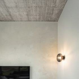 U několika rodinných domů nedaleko Brna se dokončovala hrubá stavba, když jedni z majitelů oslovili architektku Kateřinu Horych, aby jim projekt dotáhla a dům zařídila. Přišla těsně před tím, než se měly nahodit stropy.
