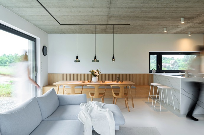 U několika rodinných domů nedaleko Brna se dokončovala hrubá stavba, když jedni z majitelů oslovili architektku Kateřinu Horych, aby jim projekt dotáhla a dům zařídila. Přišla těsně před tím, než se měly nahodit stropy.
