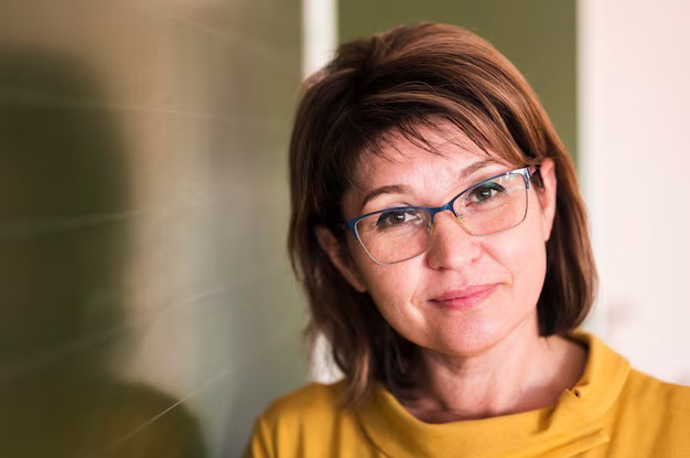 Melírované vlasy: Melír dodává vlasům hloubku a texturu. Pokud nosíte barevné rámečky, melír může pomoci vytvořit jemný přechod mezi odstíny.

