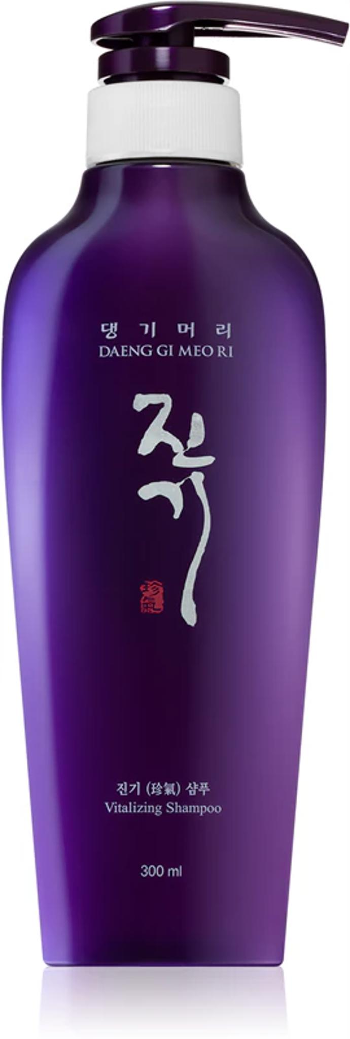Posilující a revitalizující šampon pro suché a křehké vlasy Jin Gi Vitalizing Shampoo, Daeng Gi Meo Ri, 385 Kč
