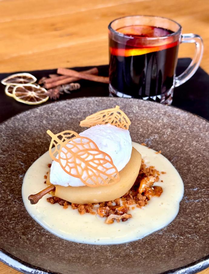 Ze zdejší gastronomie: Pošírovaná hruška ve svatomartinském víně

