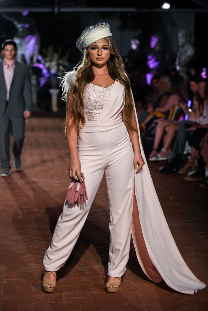 modelka Isabella Barrett na newyorském týdnu módy v roce 2022
