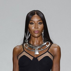 Super modelka 90. let Naomi Campbell se vrátila ke svojí dlouhé hřívě, kterou rozděluje pěšinka uprostřed. 
