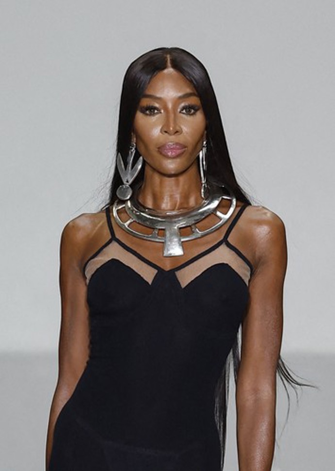 Super modelka 90. let Naomi Campbell se vrátila ke svojí dlouhé hřívě, kterou rozděluje pěšinka uprostřed.
Super modelka 90. let Naomi Campbell se vrátila ke svojí dlouhé hřívě, kterou rozděluje pěšinka uprostřed.
