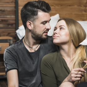 Vše bylo sluncem zalité ale pouze do doby, než se Kolana náhodou dozvěděla, že je její partner ženatý. Je tedy milenkou, a to nikdy nechtěla. Vadí jí, že rozvrací vztah. Ale její přítel tvrdí, že jeho manželství je jen na papíře. 
