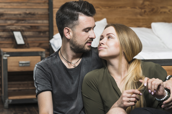 Vše bylo sluncem zalité ale pouze do doby, než se Kolana náhodou dozvěděla, že je její partner ženatý. Je tedy milenkou, a to nikdy nechtěla. Vadí jí, že rozvrací vztah. Ale její přítel tvrdí, že jeho manželství je jen na papíře. 
