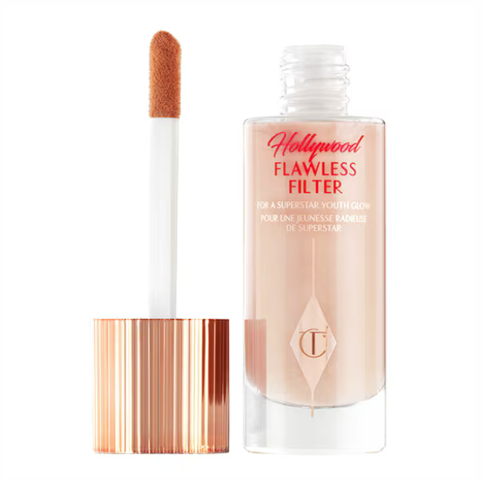 Charlotte Tilbury Hollywood Flawless Filter můžete použít jako tónovaný make-up, pod make-up, v kombinaci s make-upem nebo jako rozjasňovač na výrazná místa obličeje. Jeho ultralehké složení hydratuje pleť až 24 hodin a zároveň ji viditelně vyhlazuje a rozjasňuje.
Charlotte Tilbury Hollywood Flawless Filter můžete použít jako tónovaný make-up, pod make-up, v kombinaci s make-upem nebo jako rozjasňovač na výrazná místa obličeje. Jeho ultralehké složení hydratuje pleť až 24 hodin a zároveň ji viditelně vyhlazuje a rozjasňuje.