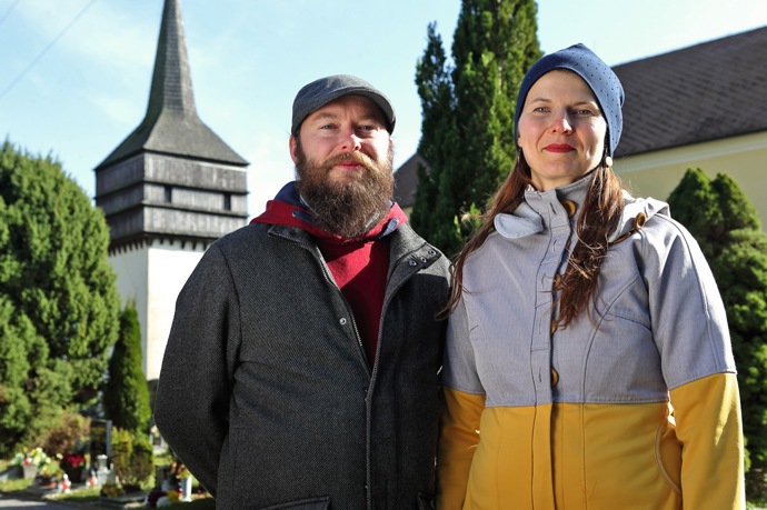 Starosta a zdejší rodák Roman Kmošek by z Trstěnice neodešel. Stejně tak „přistěhovaná“ Pavlína Kmošková.
