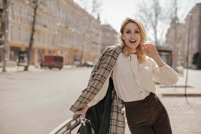 Přidejte k hřejivým kalhotám elegantní halenku a sáčko, a máte skvělý outfit do kanceláře.
Přidejte k hřejivým kalhotám elegantní halenku a sáčko, a máte skvělý outfit do kanceláře.