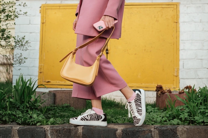 Zvířecí vzory se mohou objevit i na stylových teniskách. Outfitu dodají šmrnc. 
