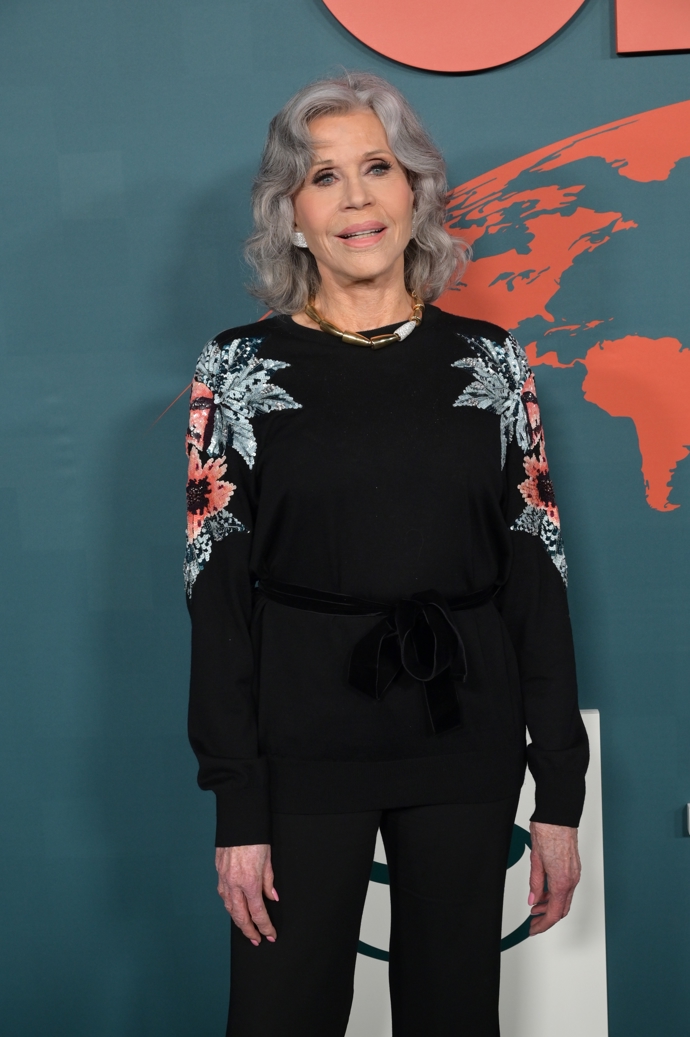 Herečka Jane Fonda rozbila oblíbenou černou zajímavým vzorem, který nepůsobí lacině ani na zralé ženě
