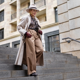 Trendy kalhoty s volnými nohavicemi velmi sluší ženám po 50. 
