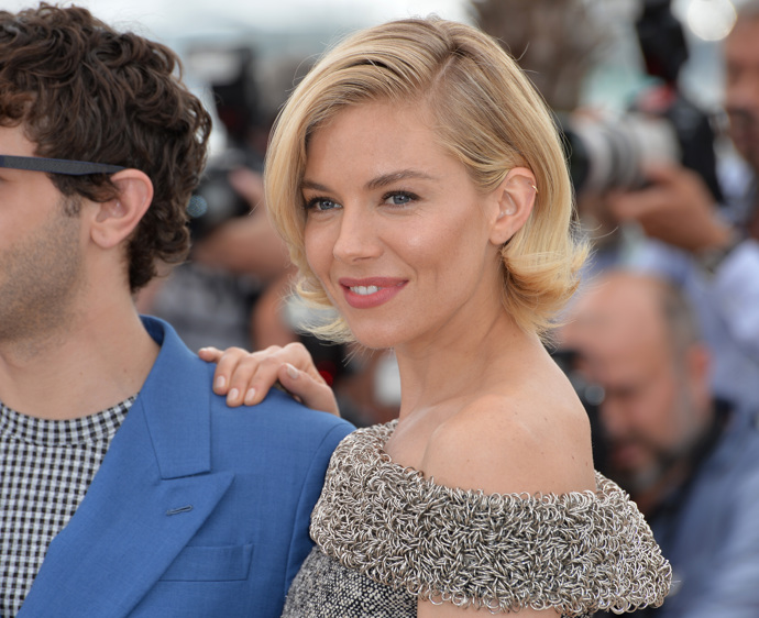 Sienna Miller ví, jak docílit objemu. Stačí zvolit kratší střih a přehodit pěšinku.
