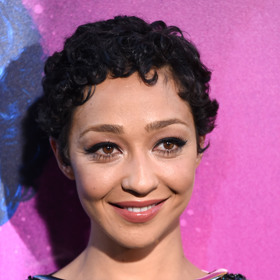 Americká herečka Ruth Negga má přírodní vlnité vlasy a krátké vypadají skvěle.
